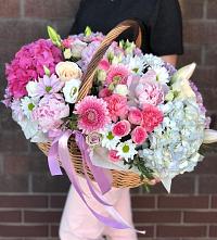 Композиция солнечный день в Майма Цветочная композиция из Розы, Хризантемы, Пионы и Лизиантусы в корзине в Майма
