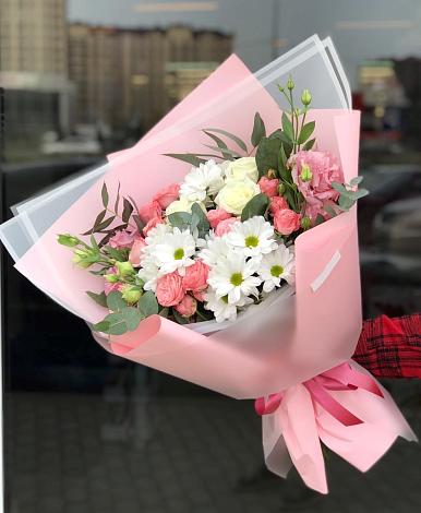 Букет цветов из: Розы, Лизиантусы и Хризантемы в Майма